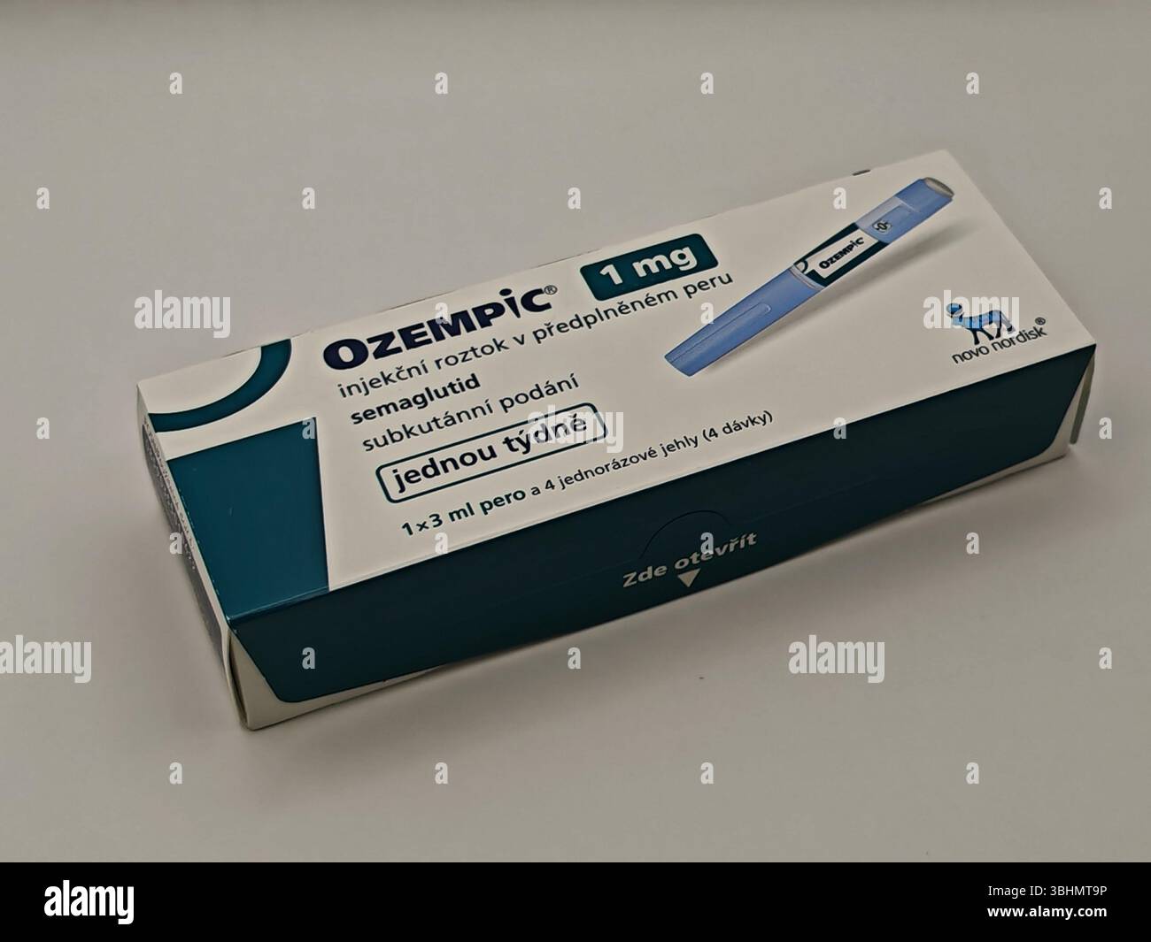 Prague, République tchèque - 8 avril 2025 : stylo Ozempic avec semaglutide utilisé pour le diabète de type 2 et le contrôle de la glycémie, produit par Novo Nordisk. Banque D'Images