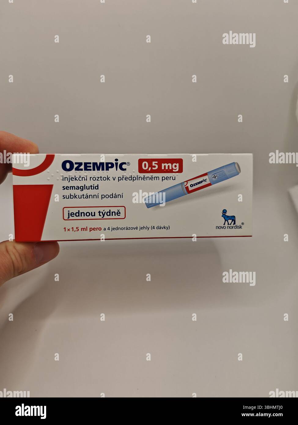 Prague, République tchèque - 8 avril 2025 : stylo Ozempic avec semaglutide utilisé pour le diabète de type 2 et le contrôle de la glycémie, produit par Novo Nordisk. Banque D'Images