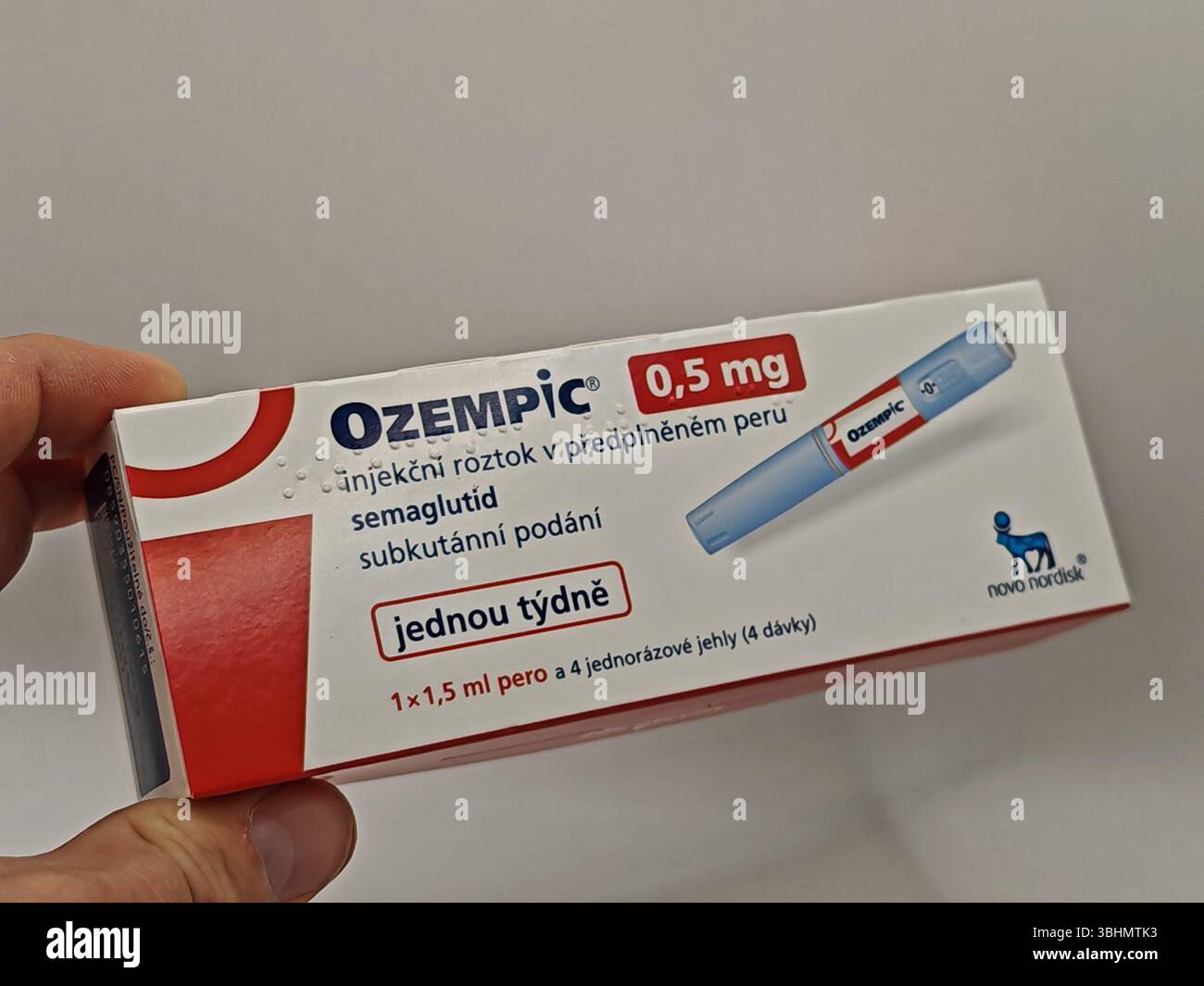 Prague, République tchèque - 8 avril 2025 : stylo Ozempic avec semaglutide utilisé pour le diabète de type 2 et le contrôle de la glycémie, produit par Novo Nordisk. Banque D'Images