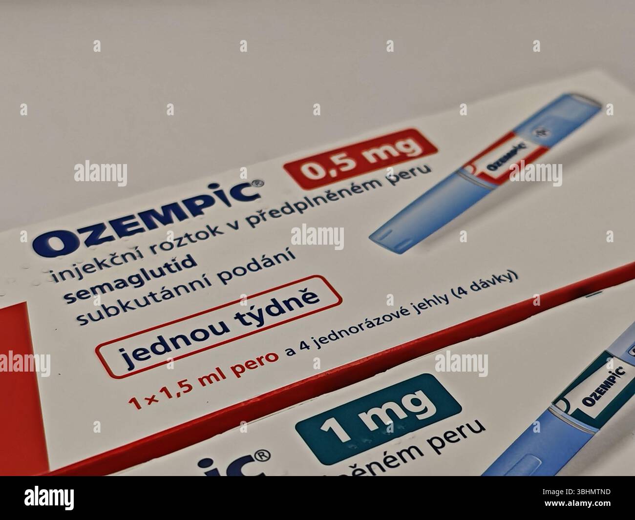 Prague, République tchèque - 8 avril 2025 : stylo Ozempic avec semaglutide utilisé pour le diabète de type 2 et le contrôle de la glycémie, produit par Novo Nordisk. Banque D'Images