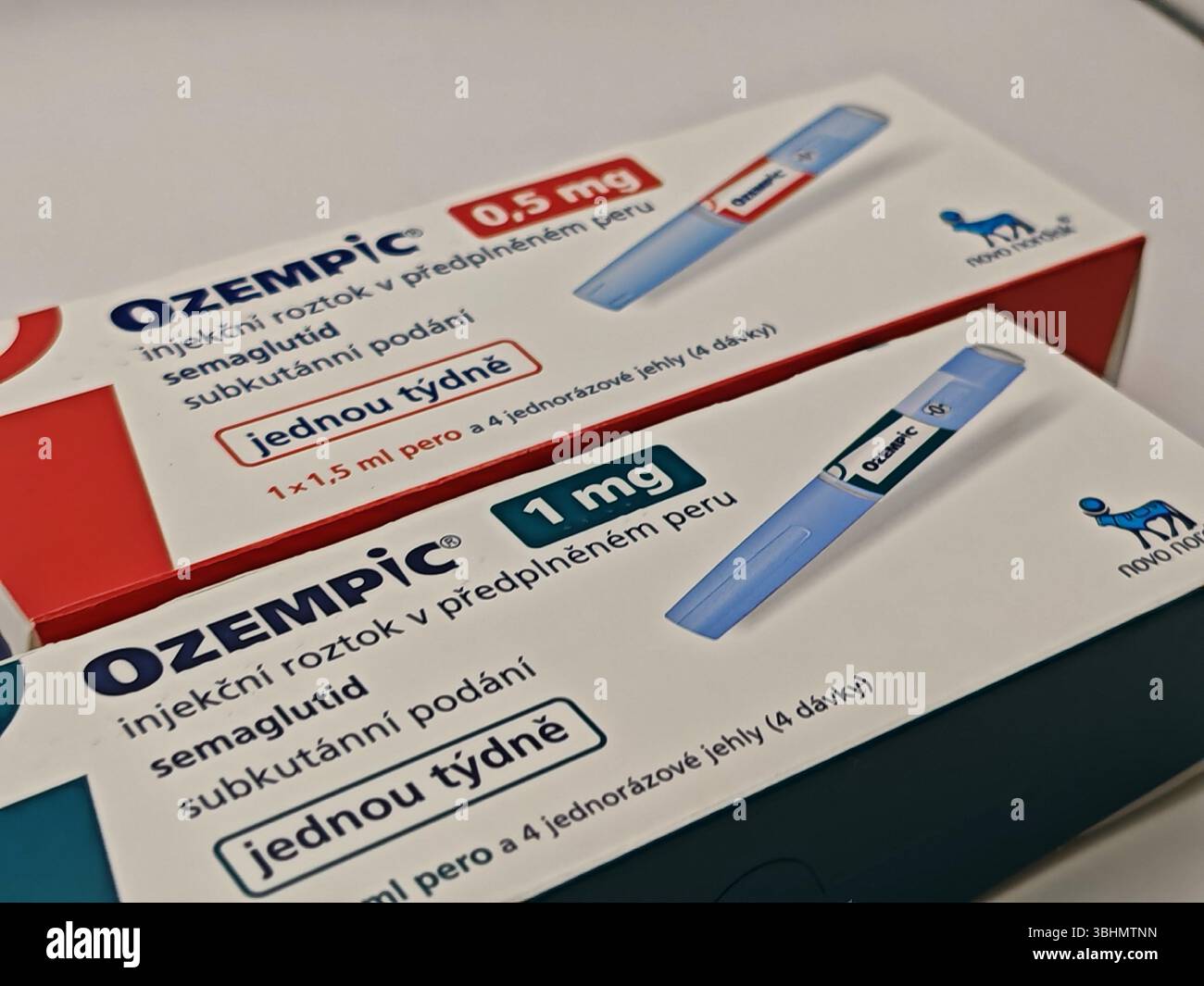 Prague, République tchèque - 8 avril 2025 : stylo Ozempic avec semaglutide utilisé pour le diabète de type 2 et le contrôle de la glycémie, produit par Novo Nordisk. Banque D'Images
