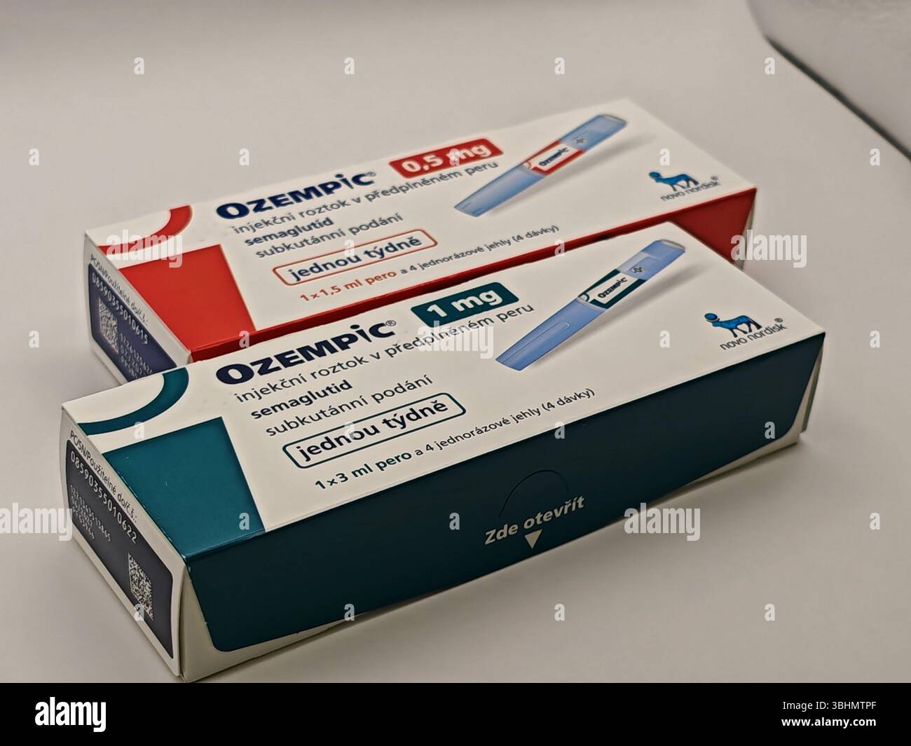Prague, République tchèque - 8 avril 2025 : stylo Ozempic avec semaglutide utilisé pour le diabète de type 2 et le contrôle de la glycémie, produit par Novo Nordisk. Banque D'Images