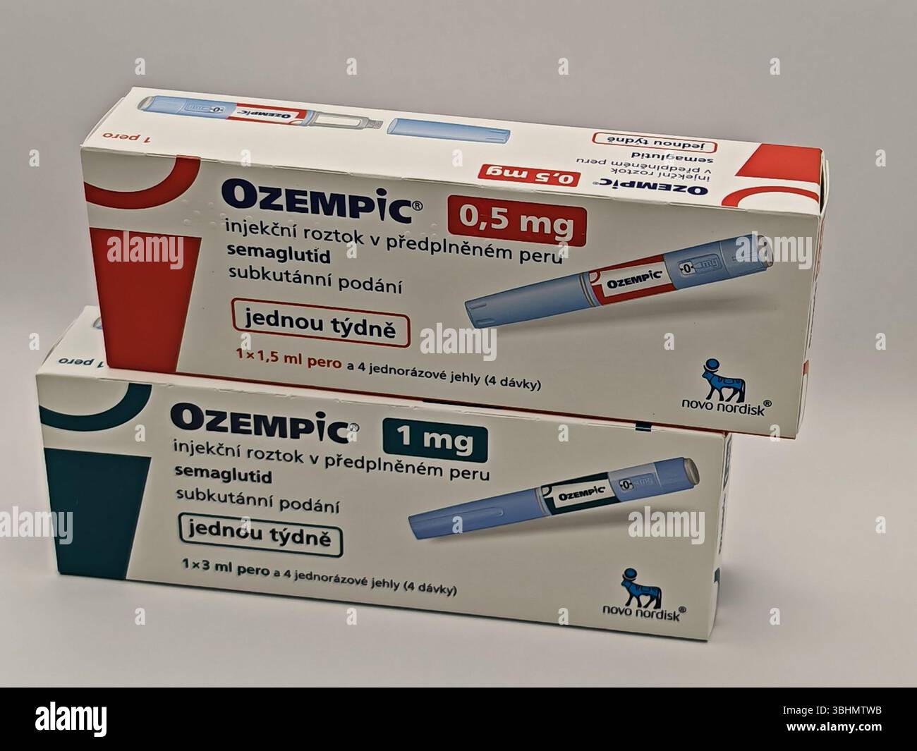 Prague, République tchèque - 8 avril 2025 : stylo Ozempic avec semaglutide utilisé pour le diabète de type 2 et le contrôle de la glycémie, produit par Novo Nordisk. Banque D'Images