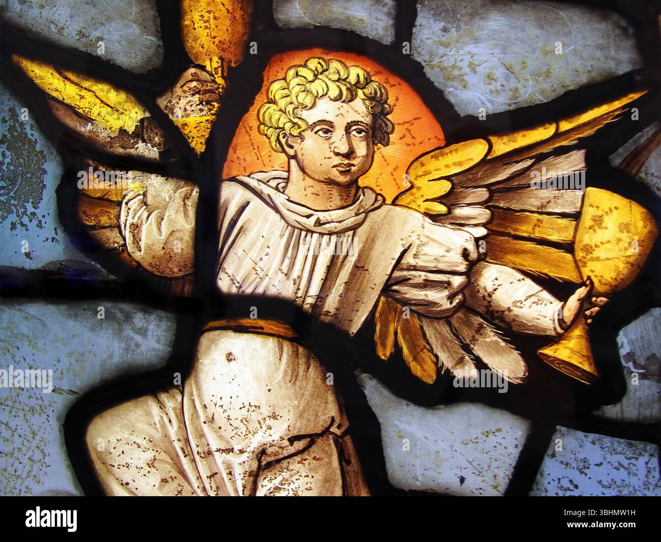Un ange tenant le Saint Graal à la Crucifixion du Christ montré dans une image sur un panneau de vitrail médiéval du XVIe siècle, stock religieux Banque D'Images