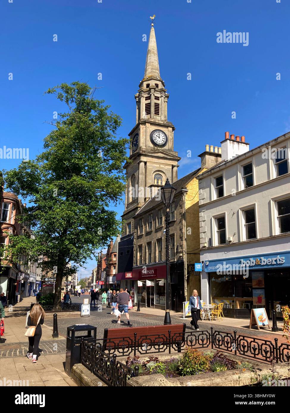 Falkirk piétonne High Street et Steeple, Falkirk, Écosse - Image de stock capturée avec un smartphone