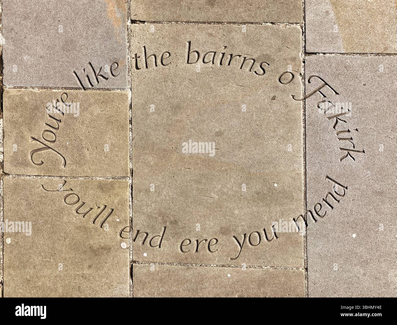 Vous êtes comme les bairns de Falkirk, vous finirez par vous réparer, inscription et devise sur High Street, Falkirk Écosse - Image de stock capturée avec un smartphone