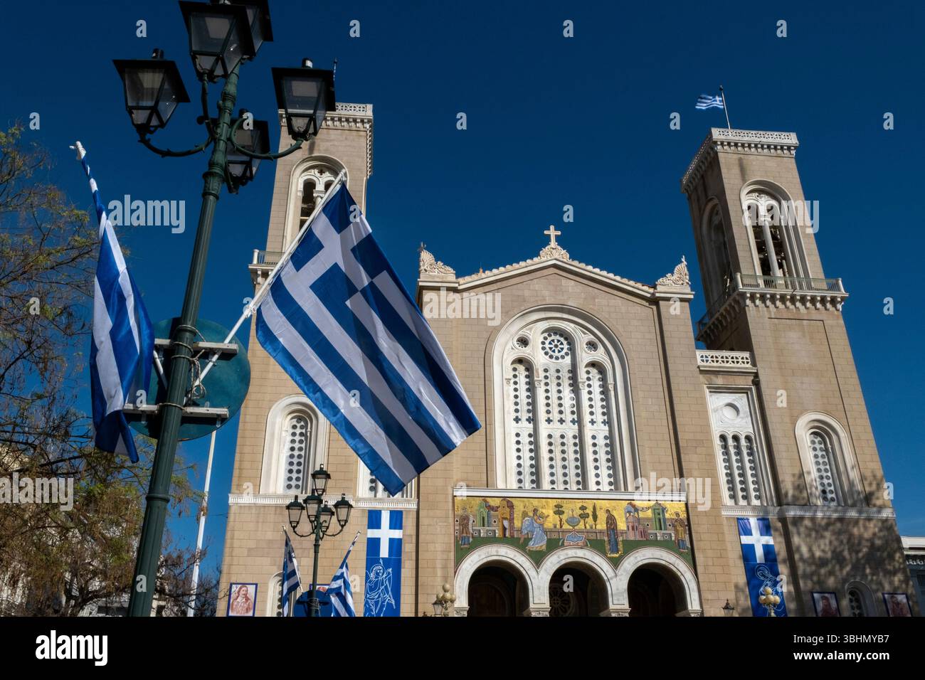 La façade de la Sainte Église métropolitaine de l'Annonciation à la Vierge Marie dans le centre d'Athènes, Grèce. Banque D'Images