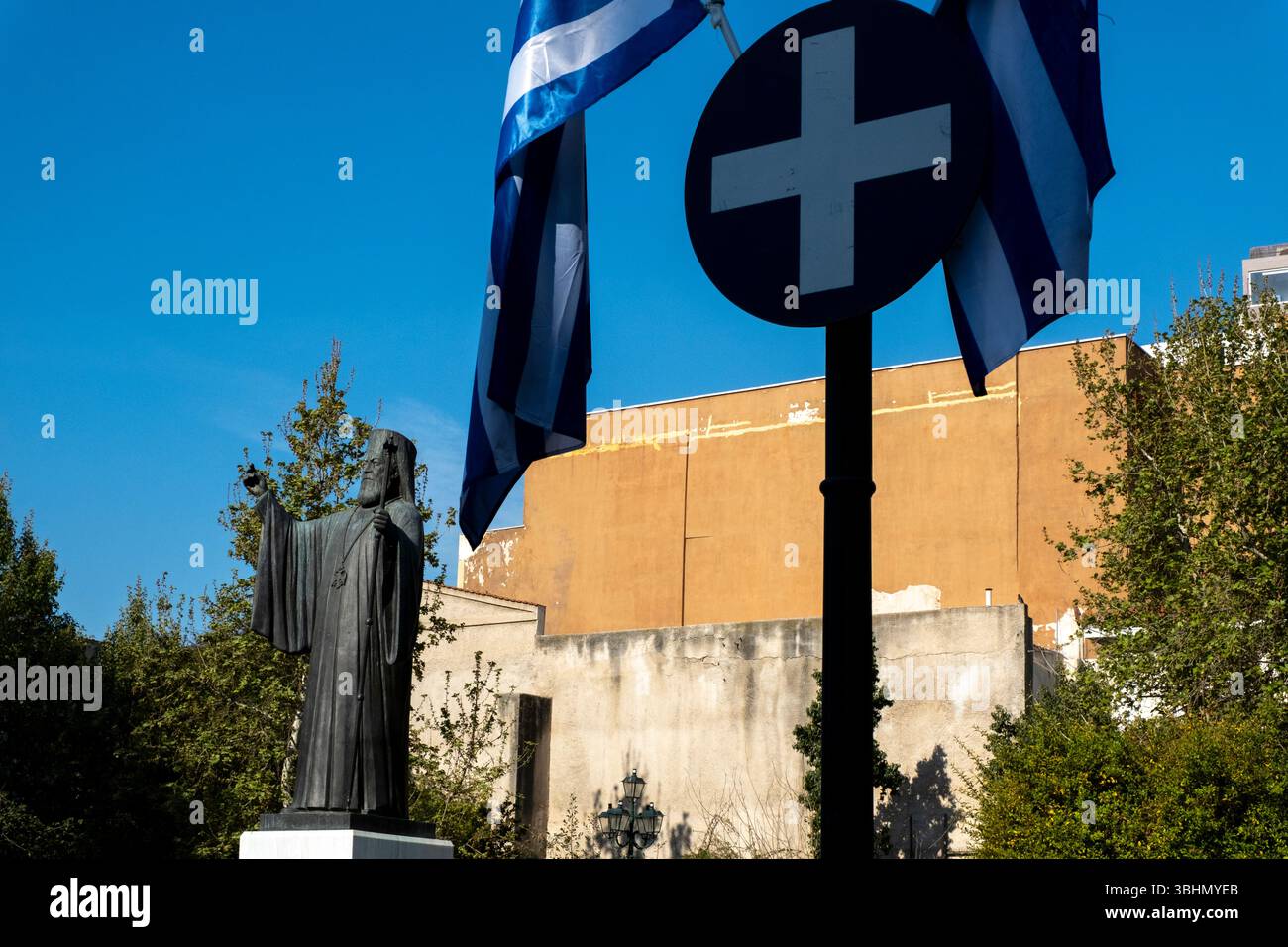 Statue de l'archevêque Damaskinos devant la Sainte Église métropolitaine de l'Annonciation à la Vierge Marie. Athènes Grèce Banque D'Images