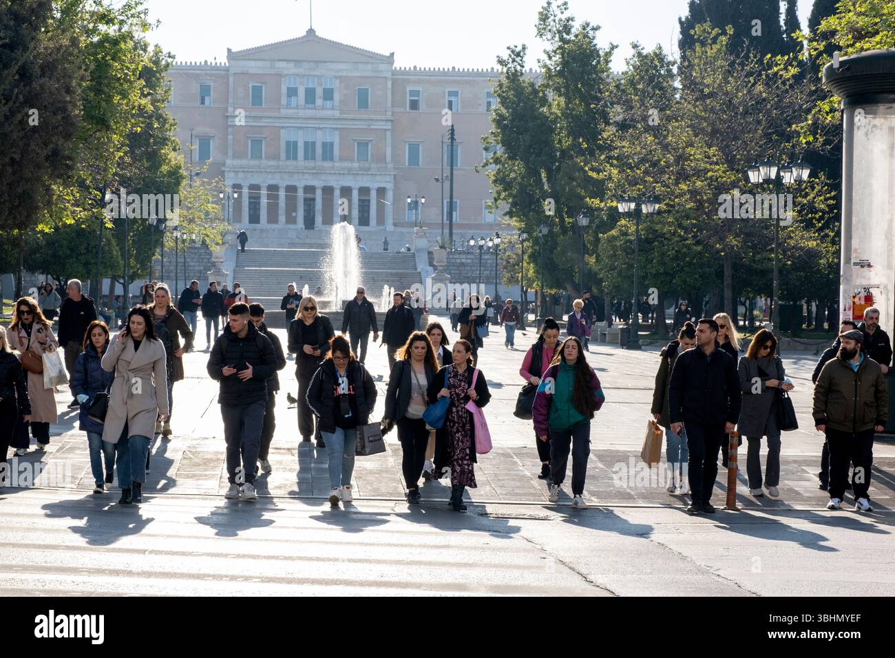 Les piétons traversent la rue Stadiou sur la place Syntagma en face du Parlement grec. Athènes, Grèce. Banque D'Images