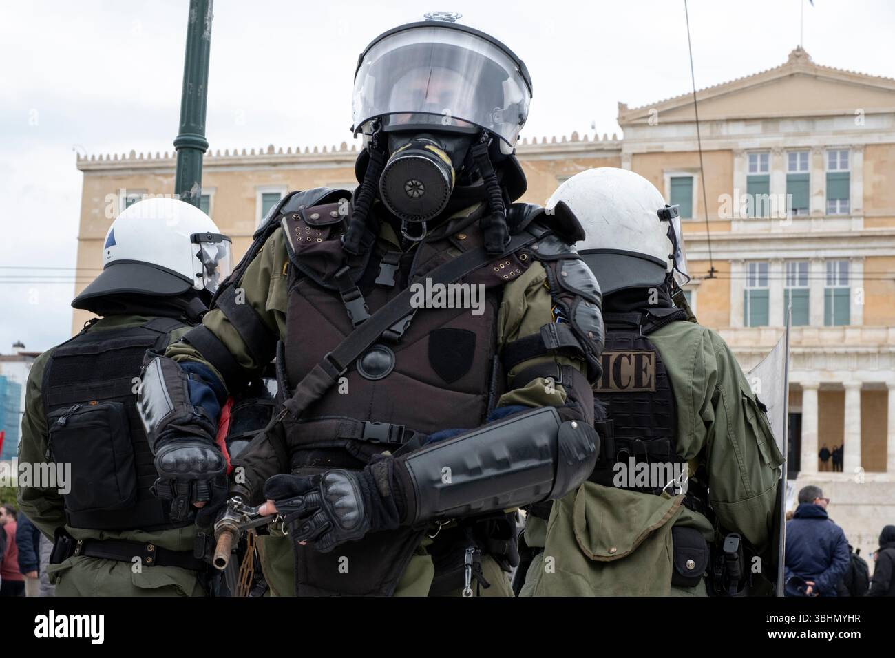 Des policiers gardent le parlement lors d'une manifestation sur la place Syntagma, Athènes, Grèce. Banque D'Images