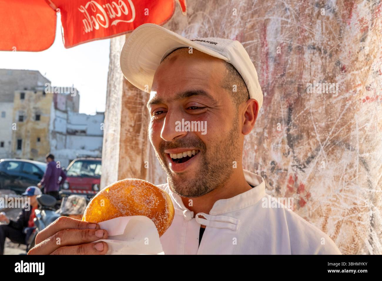 Vendeur de beignets au marché de la Médina, Casablanca, Maroc. Banque D'Images