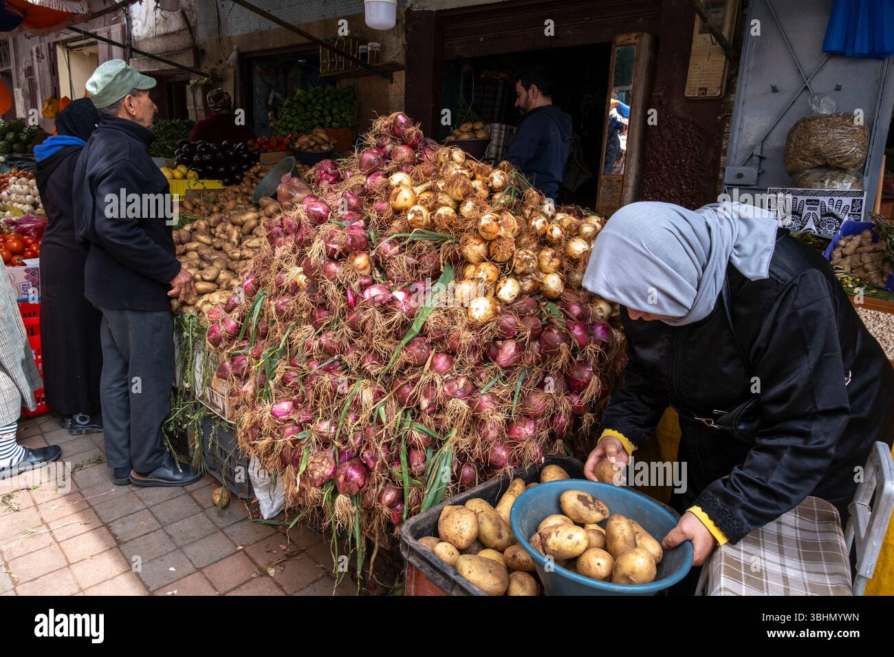 Shopping à un étal de légumes dans le marché de la Médina. Casablanca, Maroc. Banque D'Images