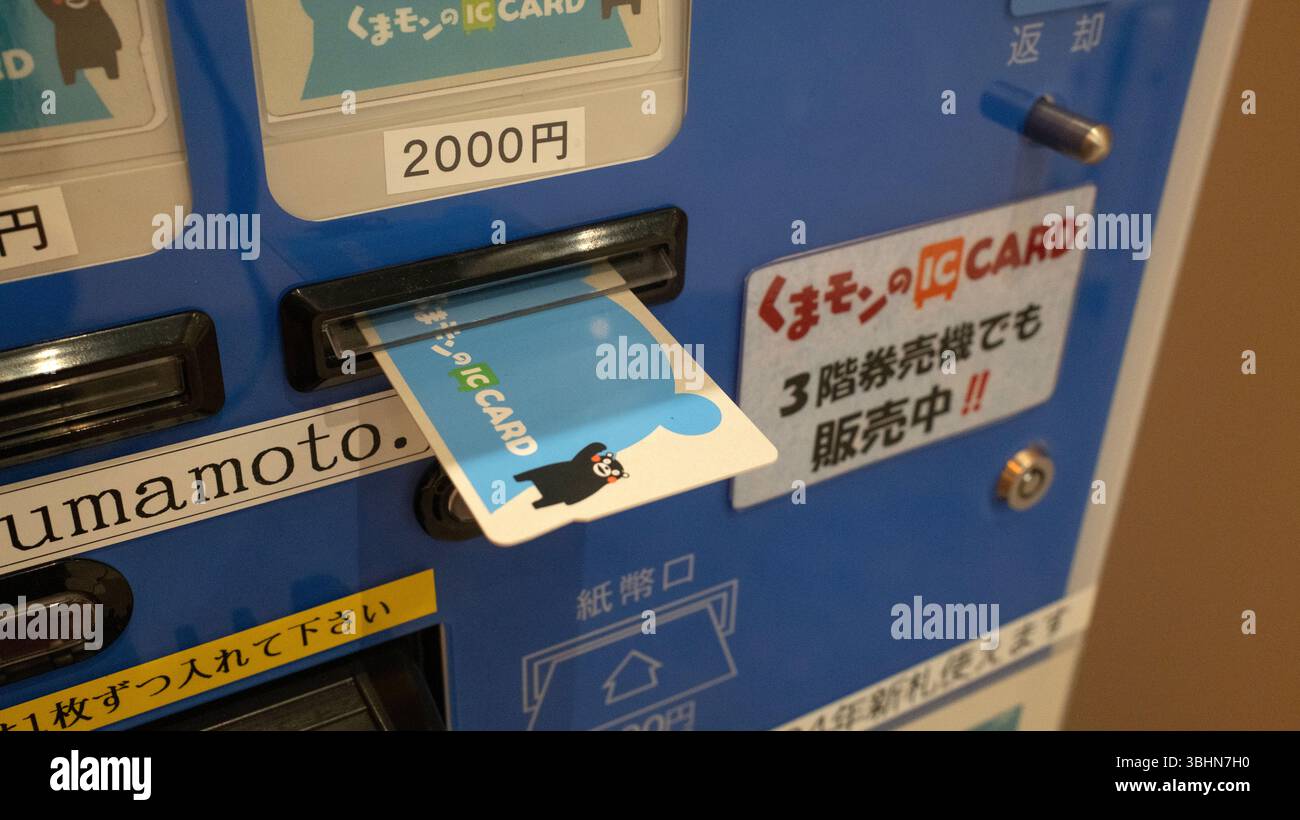Kumamoto, Japon 15 janvier 2025 : kumamon aucune carte à puce n'est sortie de dans la machine à chatouiller. C'est la carte IC spéciale pour Kumamoto Banque D'Images