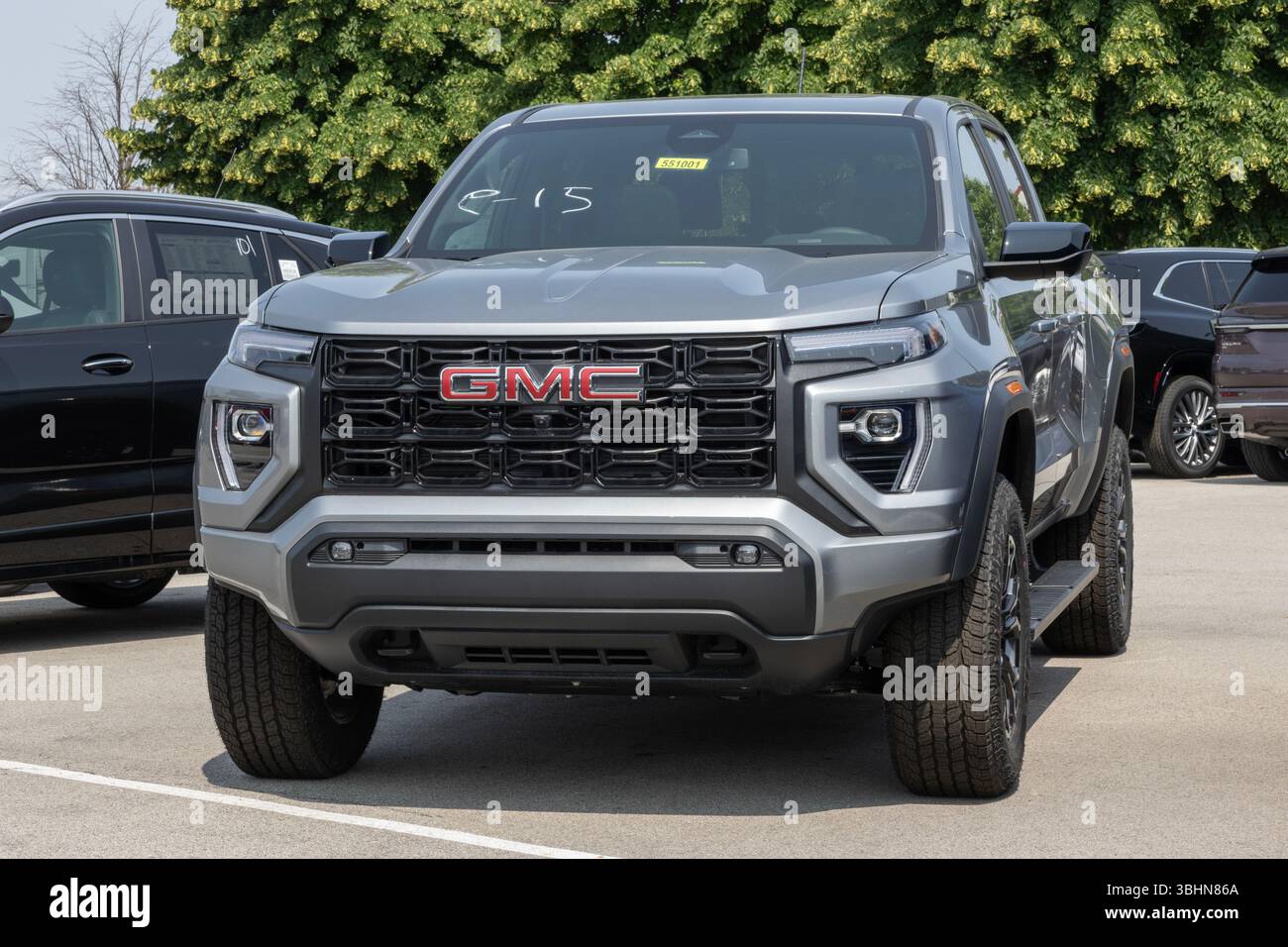 Carmel - 10 juin 2025 : présentation du pick-up Canyon 4WD Elevation de GMC chez un concessionnaire. GMC offre le Canyon avec un moteur TurboMax 4 cylindres de 2,7 l. MY :2025 Banque D'Images