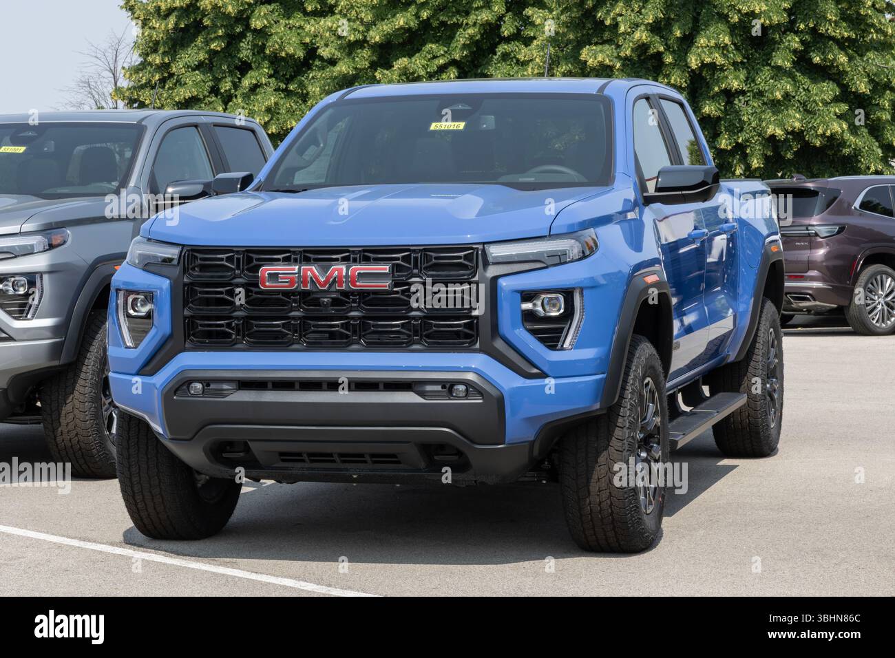 Carmel - 10 juin 2025 : présentation du pick-up Canyon 4WD Elevation de GMC chez un concessionnaire. GMC offre le Canyon avec un moteur TurboMax 4 cylindres de 2,7 l. MY :2025 Banque D'Images