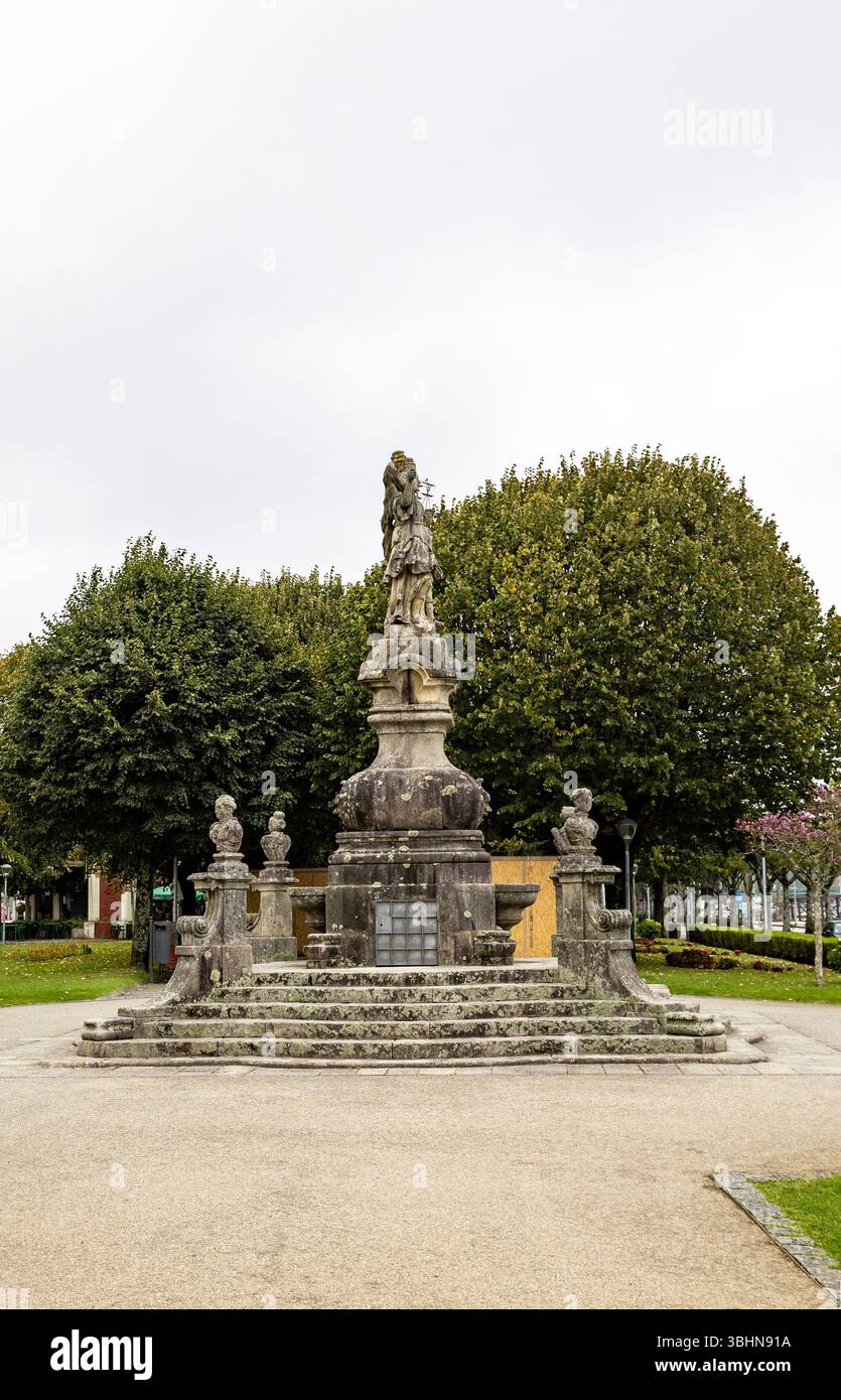 Statue de Diana construite en 1774 comme fontaine d'eau entourée de quatre bustes, à Viana do Castelo, Portugal Banque D'Images