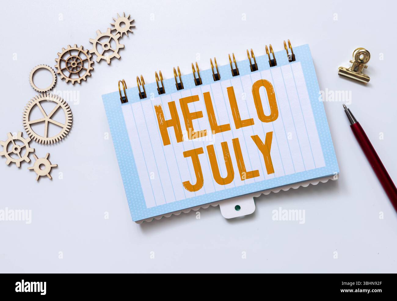 Bonjour juillet message texte sur carte papier avec belle décoration de fleurs Banque D'Images