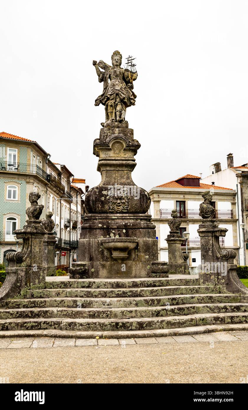 Statue de Diana construite en 1774 comme fontaine d'eau entourée de quatre bustes, à Viana do Castelo, Portugal Banque D'Images