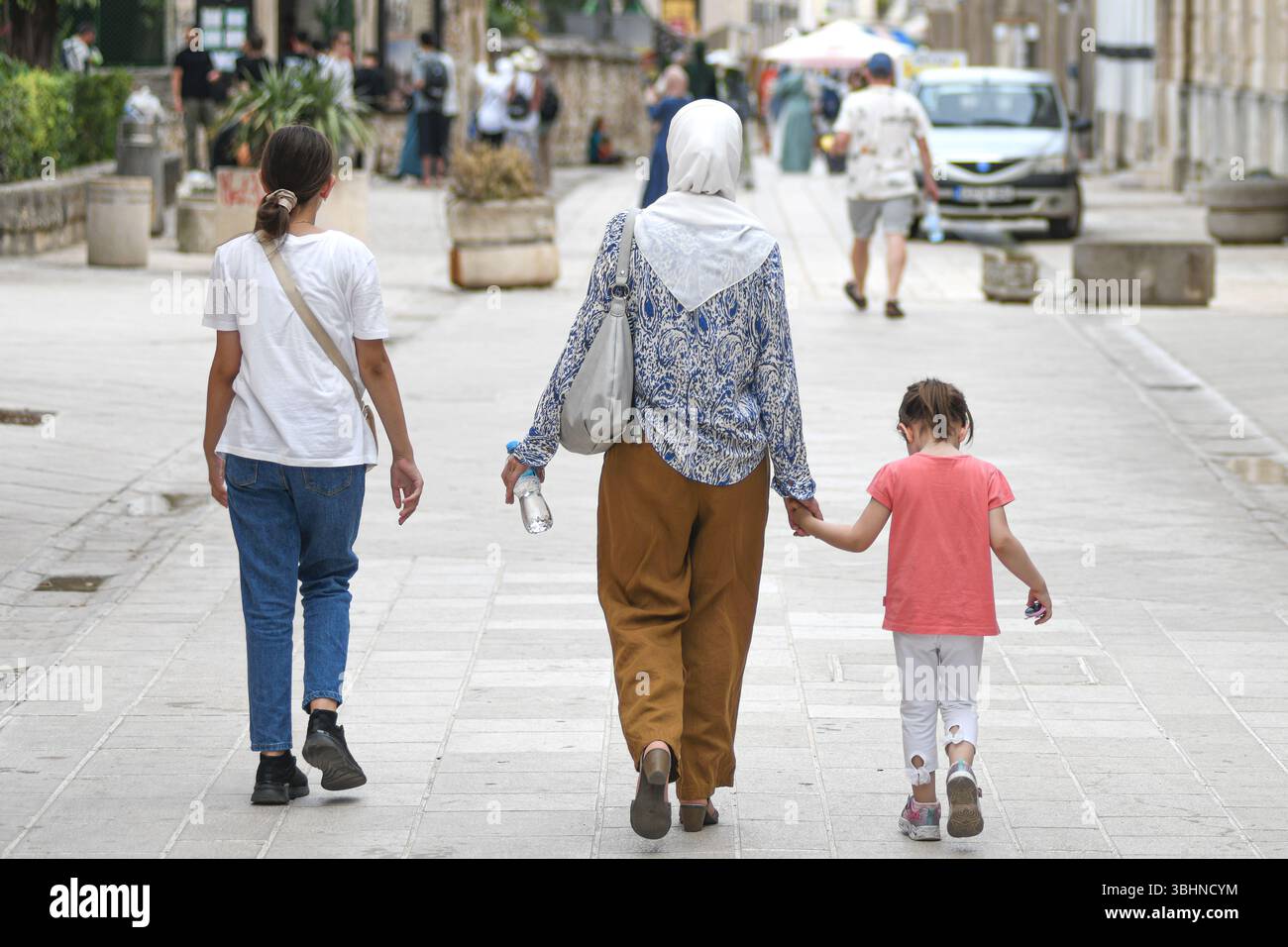 Mostar : mère musulmane avec ses deux filles marchant dans la rue Marsala Tita. Bosnie-Herzégovine Banque D'Images