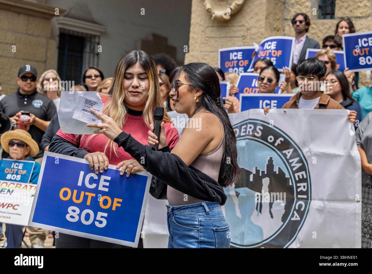 Santa Barbara répond à l'escalade des raids fédéraux de l'immigration, au déploiement de troupes de la Garde nationale lors de manifestations pacifiques à Los Angeles et à l'activité confirmée de LA GLACE dans les comtés de Ventura, Santa Barbara et San Luis Obispo par une conférence de presse et un rassemblement au palais de justice du comté de Santa Barbara, Santa Barbara, CALIFORNIE, le 10 juin 2025. (Photo de Rod Rolle/Sipa USA) crédit : Sipa US/Alamy Live News Banque D'Images