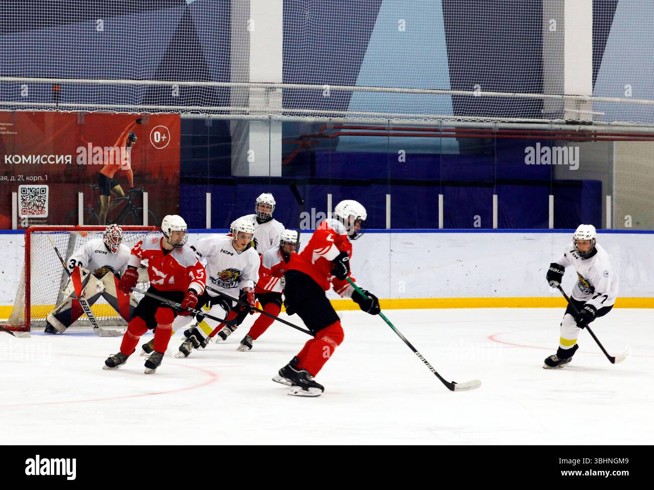 Moscou, Russie.10th juin 2025. Pour célébrer le 30e anniversaire des liens entre Pékin et Moscou, un match amical de hockey sur glace masculin et féminin a eu lieu au Nekrasovka Sports Palace de Moscou, avec des équipes de la Capital University of Physical Education and Sports (Pékin) et de l'Université d'État des Sports et du Tourisme de Moscou, le 10 juin 2025 heure locale. La photo montre le match de hockey sur glace masculin en action. Crédit : Tian Bing/China News Service/Alamy Live News Banque D'Images