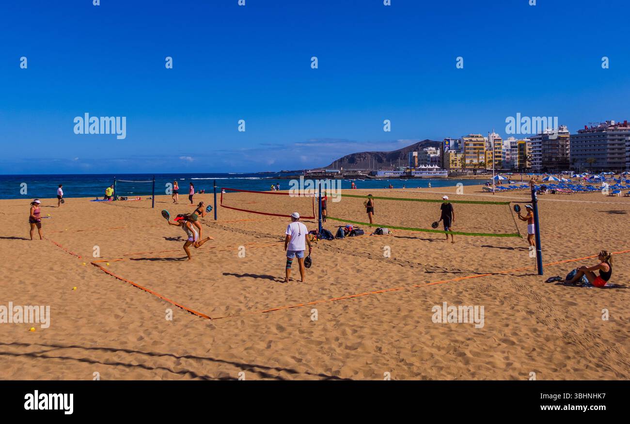 Les gens pratiquant des sports de fusée sur la plage de Las Canteras - Las Palmas, Gran Canaria, Espagne Banque D'Images