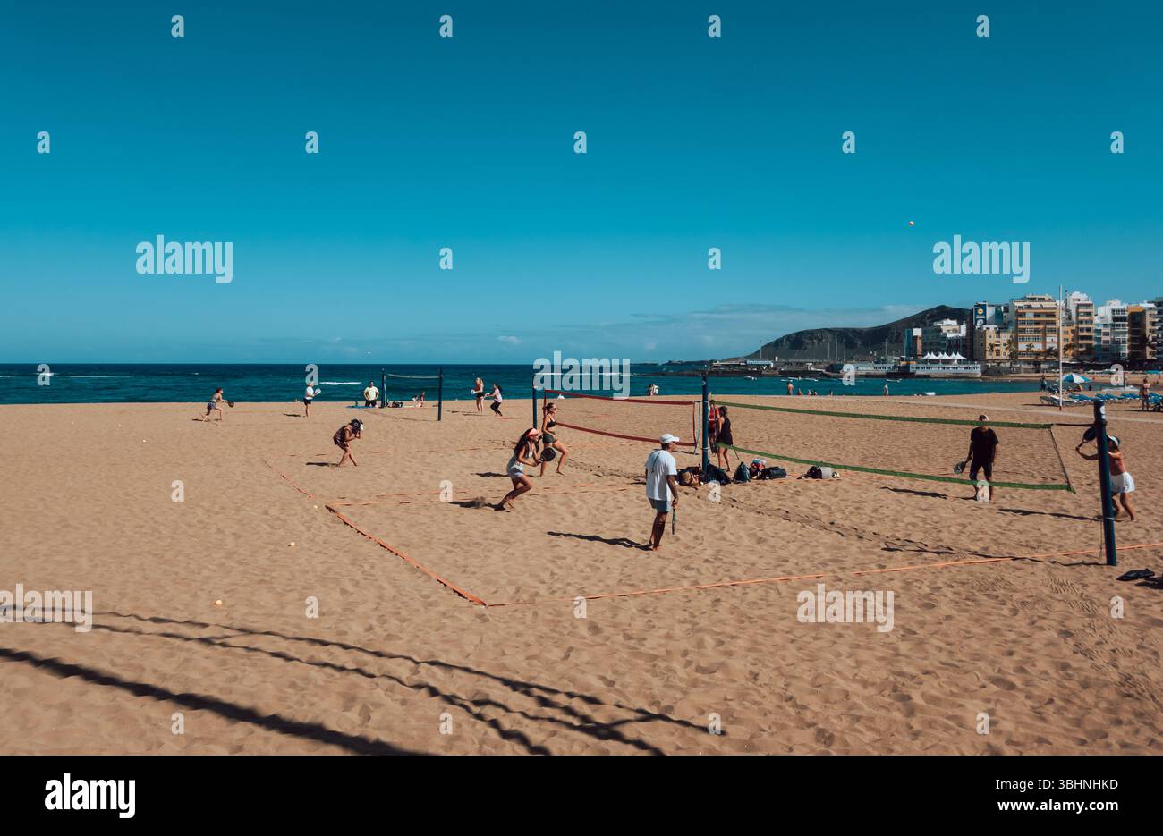 Les gens pratiquant des sports de fusée sur la plage de Las Canteras - Las Palmas, Gran Canaria, Espagne Banque D'Images