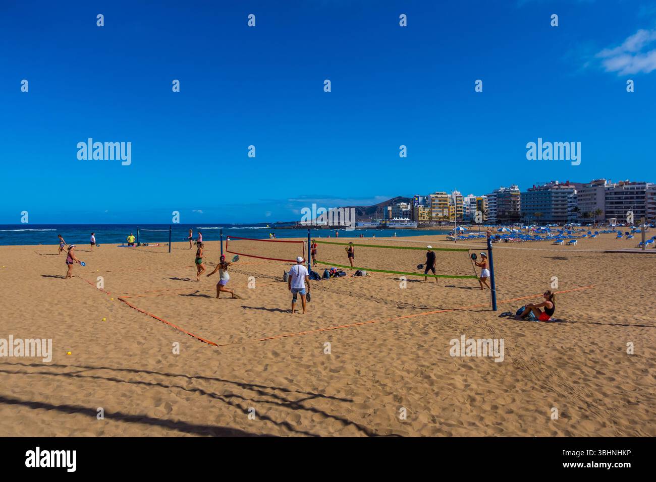 Les gens pratiquant des sports de fusée sur la plage de Las Canteras - Las Palmas, Gran Canaria, Espagne Banque D'Images