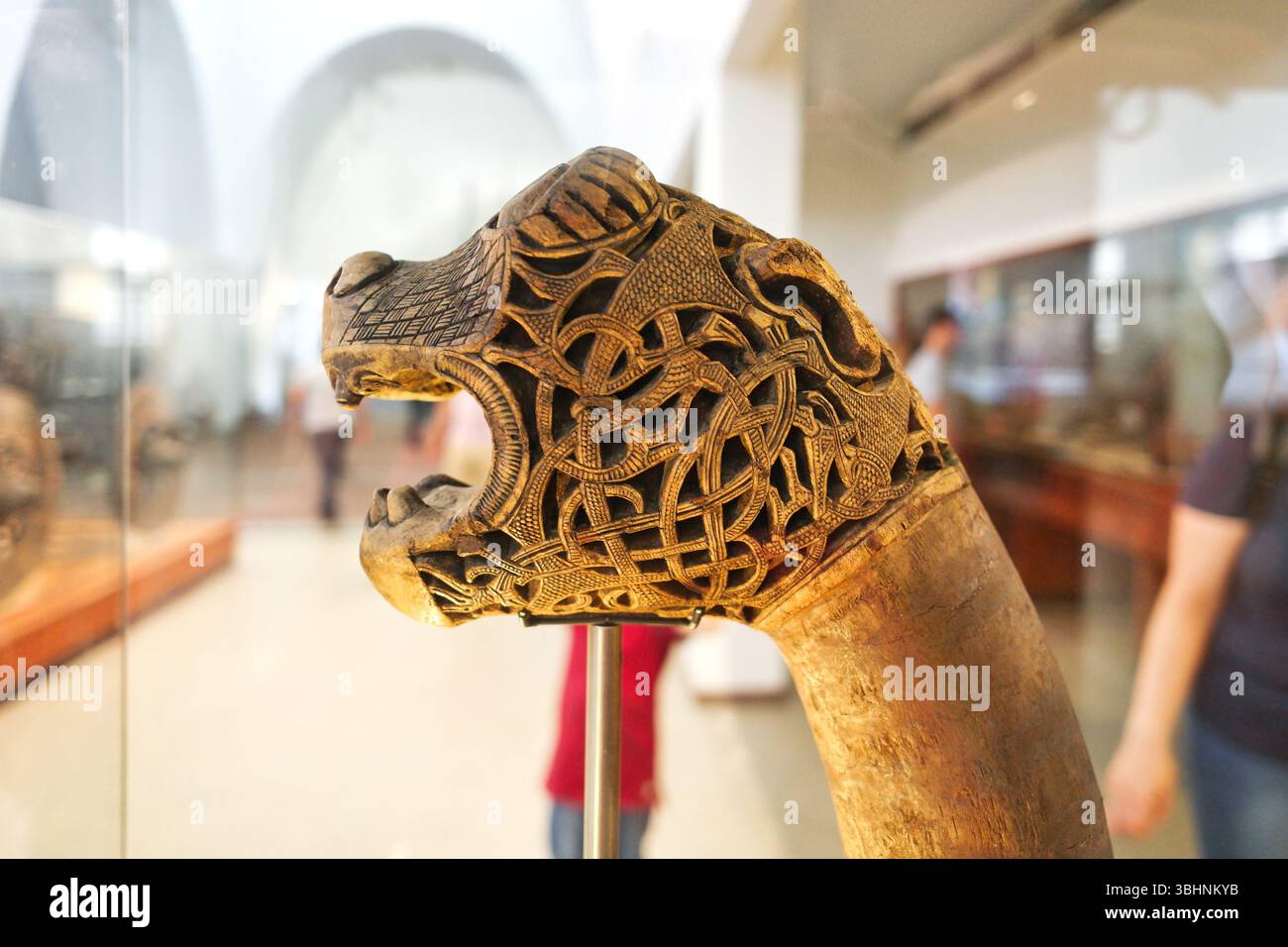Tête d'animal en bois sculptée provenant de l'enterrement des navires d'Oseberg au Musée des navires vikings à Oslo, en Norvège. Banque D'Images
