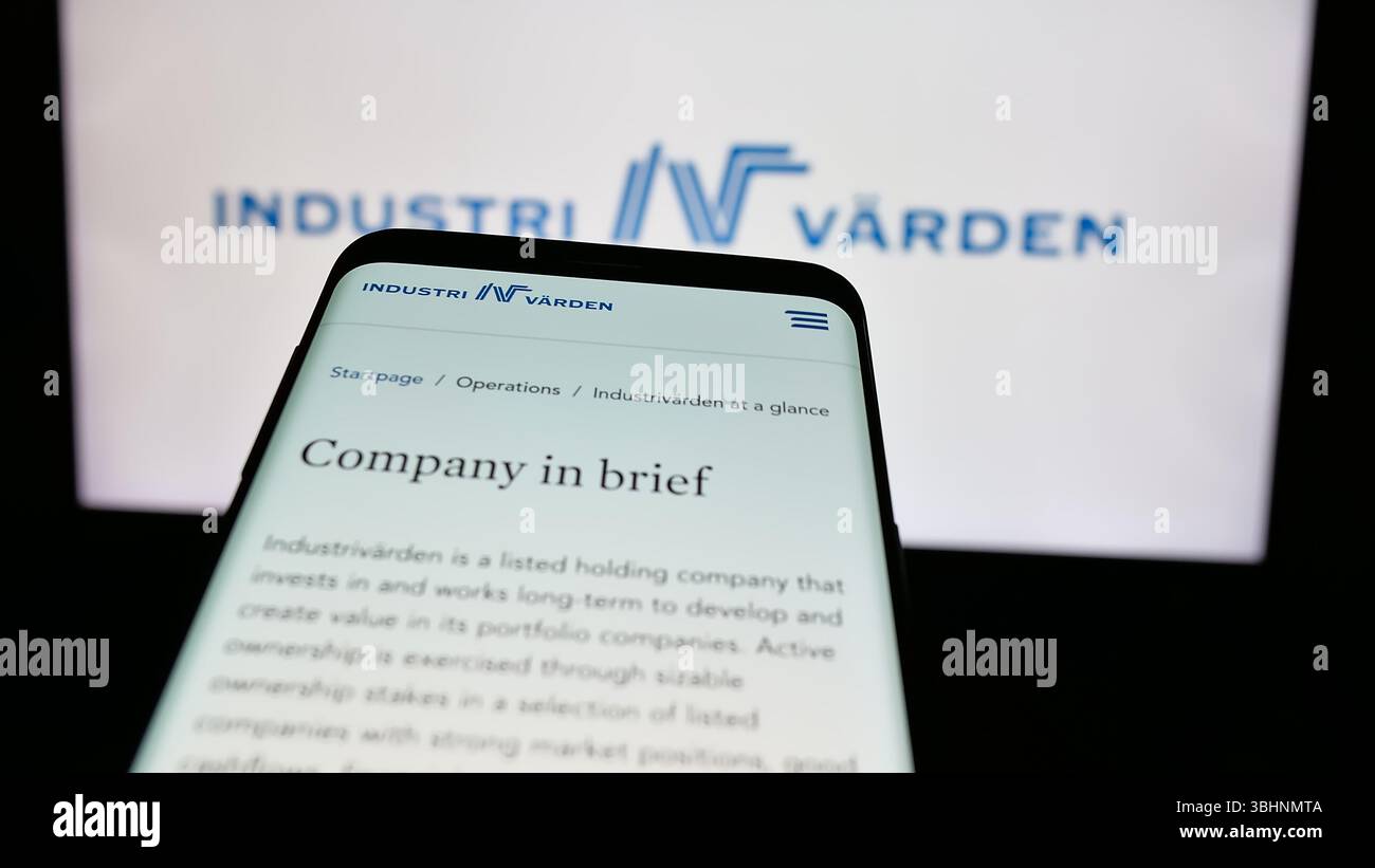 Stuttgart, Allemagne - 03-13-03 2025 : téléphone portable avec le site web de la société d'investissement suédoise Industrivarden AB sur l'écran devant le logo. Banque D'Images