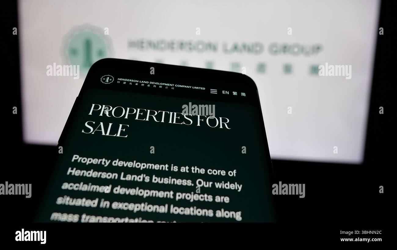Stuttgart, Allemagne - 03-14-2025 : téléphone portable avec le site Web de la société Henderson Land Development Co. Ltd. sur l'écran devant le logo. Banque D'Images Stuttgart, Allemagne - 03-14-2025 : téléphone portable avec le site Web de la société Henderson Land Development Co. Ltd. sur l'écran devant le logo. Banque D'Images