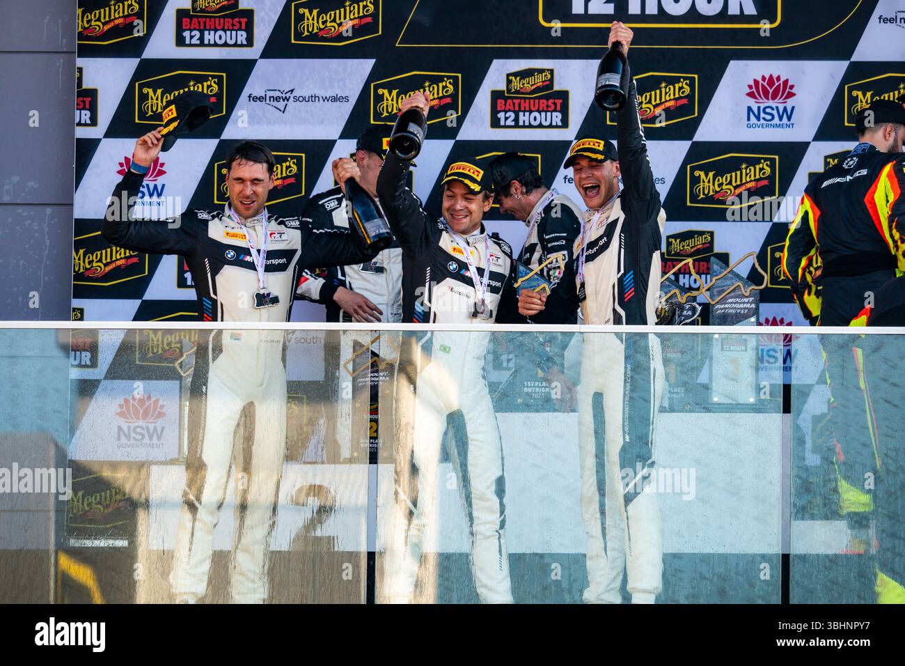 Fêtes de champagne au Meguiar's Bathurst 12 Hour sur le circuit Mount Panorama Motor Racing le 2 février 2025 à Bathurst, Australie. Banque D'Images