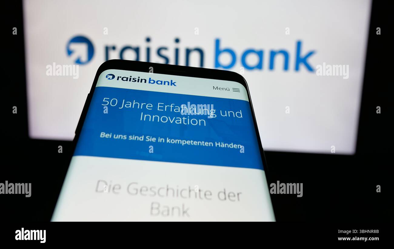 Stuttgart, Allemagne - 03-20-03 2025 : téléphone portable avec le site web de la société financière allemande raisin Bank AG sur l'écran devant le logo. Banque D'Images