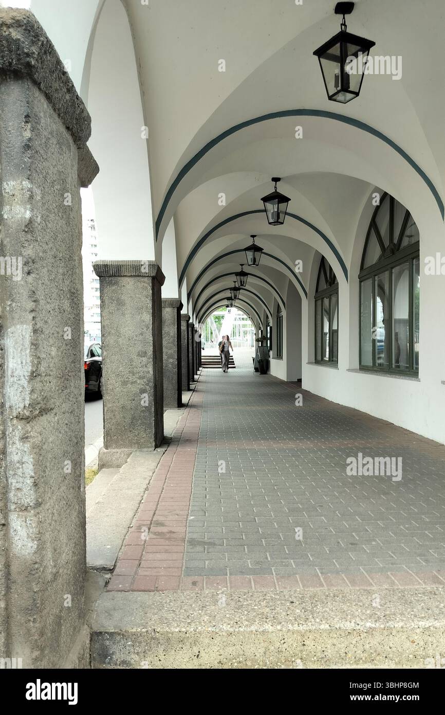 Arcade voûtée d'un bâtiment historique près du pont Piast, Opole, Pologne Banque D'Images