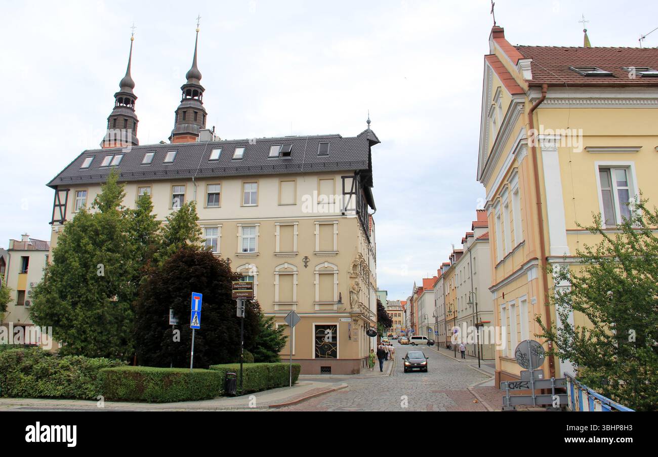 Scène dans la vieille ville, rue Katedralna, Opole, Pologne Banque D'Images