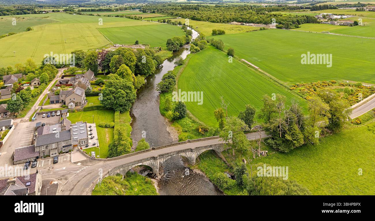 Pont d'Alford Aberdeenshire Écosse A944 pont routier au-dessus de la rivière Don maisons de village et fermes et champs au début de l'été Banque D'Images
