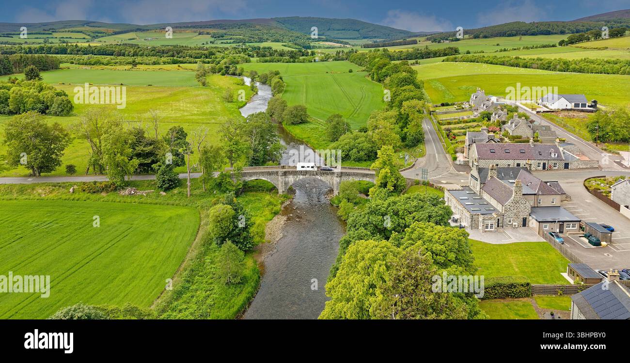 Pont d'Alford Aberdeenshire Écosse A944 pont routier au-dessus de la rivière Don village abrite l'hôtel et les champs au début de l'été Banque D'Images