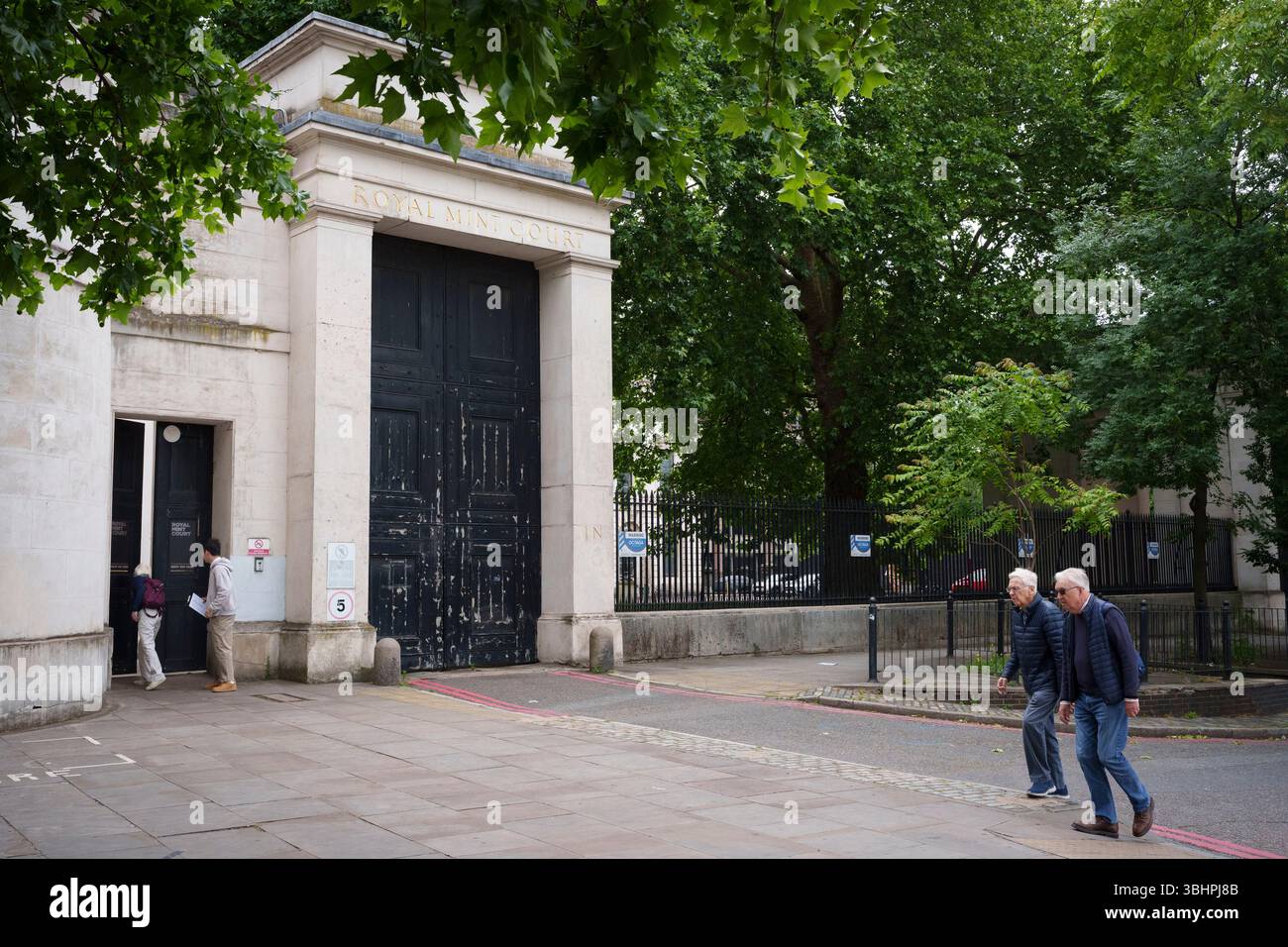Une vue extérieure de l'éventuelle future ambassade de Chine qui est enfermée dans une bataille de planification depuis des années et dont la décision doit encore être examinée, le 10 juin 2025, à Londres, en Angleterre. La Chine veut construire sa nouvelle super-ambassade couvrant 20 000 mètres carrés de terrain à Royal Mint court, un complexe classé au XVIIIe siècle Grade II. Le projet d'ambassade a été controversé parce que son emplacement occupe un carrefour routier majeur à l'extrémité nord de Tower Bridge qui nécessiterait d'importantes ressources policières pendant les manifestations - mais aussi, ses salles souterraines seront à proximité de la distri financière de BT City Banque D'Images