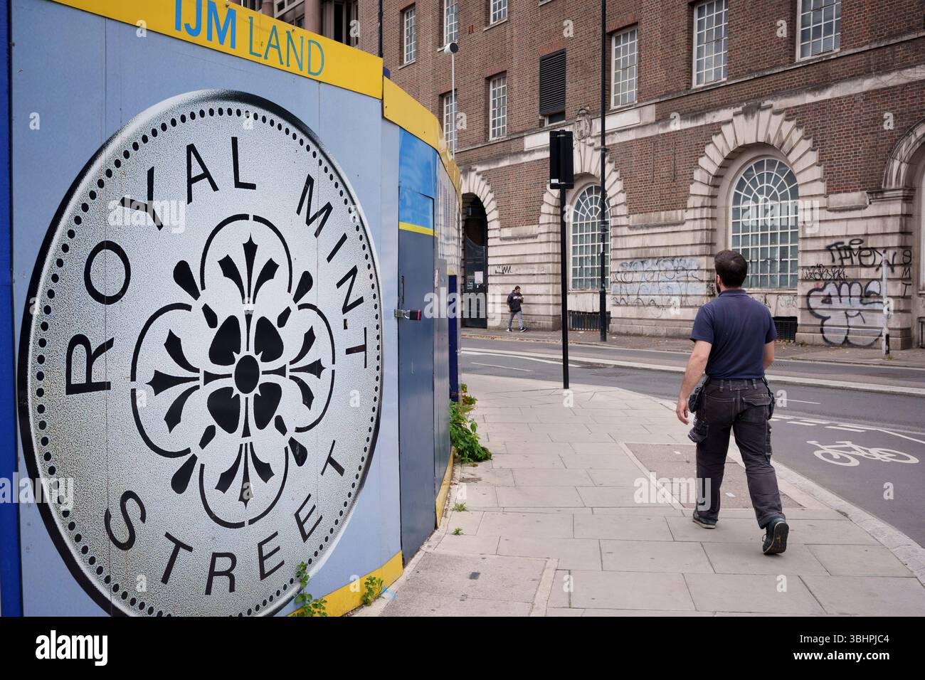Royal Mint Street à l'arrière de l'éventuelle future ambassade de Chine qui est enfermée dans une bataille de planification depuis des années et dont la décision doit encore être examinée, le 10 juin 2025, à Londres, en Angleterre. La Chine veut construire sa nouvelle super-ambassade couvrant 20 000 mètres carrés de terrain à Royal Mint court, un complexe classé au XVIIIe siècle Grade II. Le projet d'ambassade a été controversé parce que son emplacement occupe un carrefour routier majeur à l'extrémité nord de Tower Bridge qui nécessiterait de grandes ressources policières pendant les manifestations - mais aussi, ses salles souterraines seront à proximité de BT City fin Banque D'Images