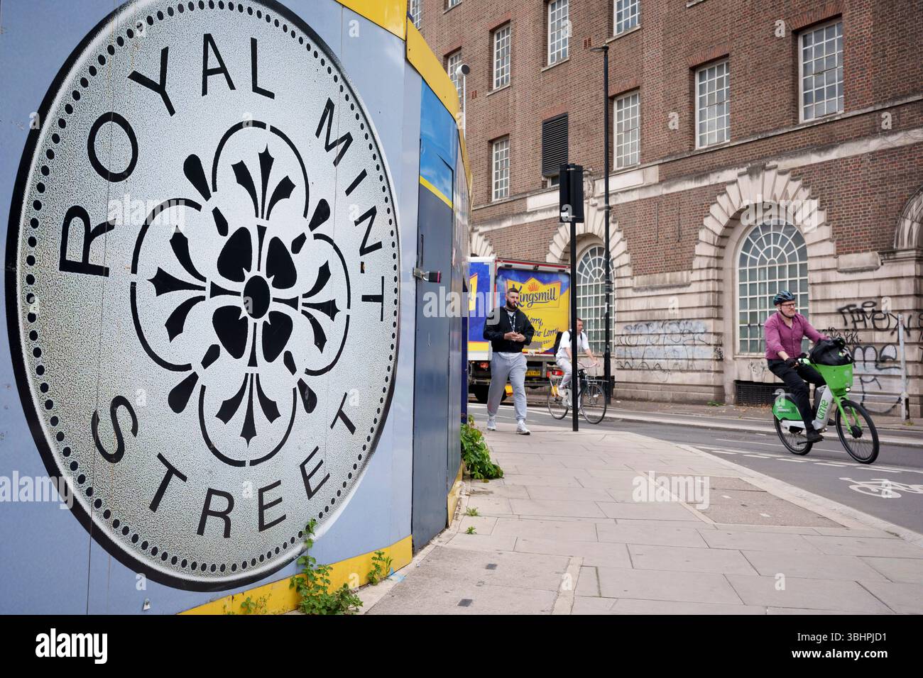 Royal Mint Street à l'arrière de l'éventuelle future ambassade de Chine qui est enfermée dans une bataille de planification depuis des années et dont la décision doit encore être examinée, le 10 juin 2025, à Londres, en Angleterre. La Chine veut construire sa nouvelle super-ambassade couvrant 20 000 mètres carrés de terrain à Royal Mint court, un complexe classé au XVIIIe siècle Grade II. Le projet d'ambassade a été controversé parce que son emplacement occupe un carrefour routier majeur à l'extrémité nord de Tower Bridge qui nécessiterait de grandes ressources policières pendant les manifestations - mais aussi, ses salles souterraines seront à proximité de BT City fin Banque D'Images