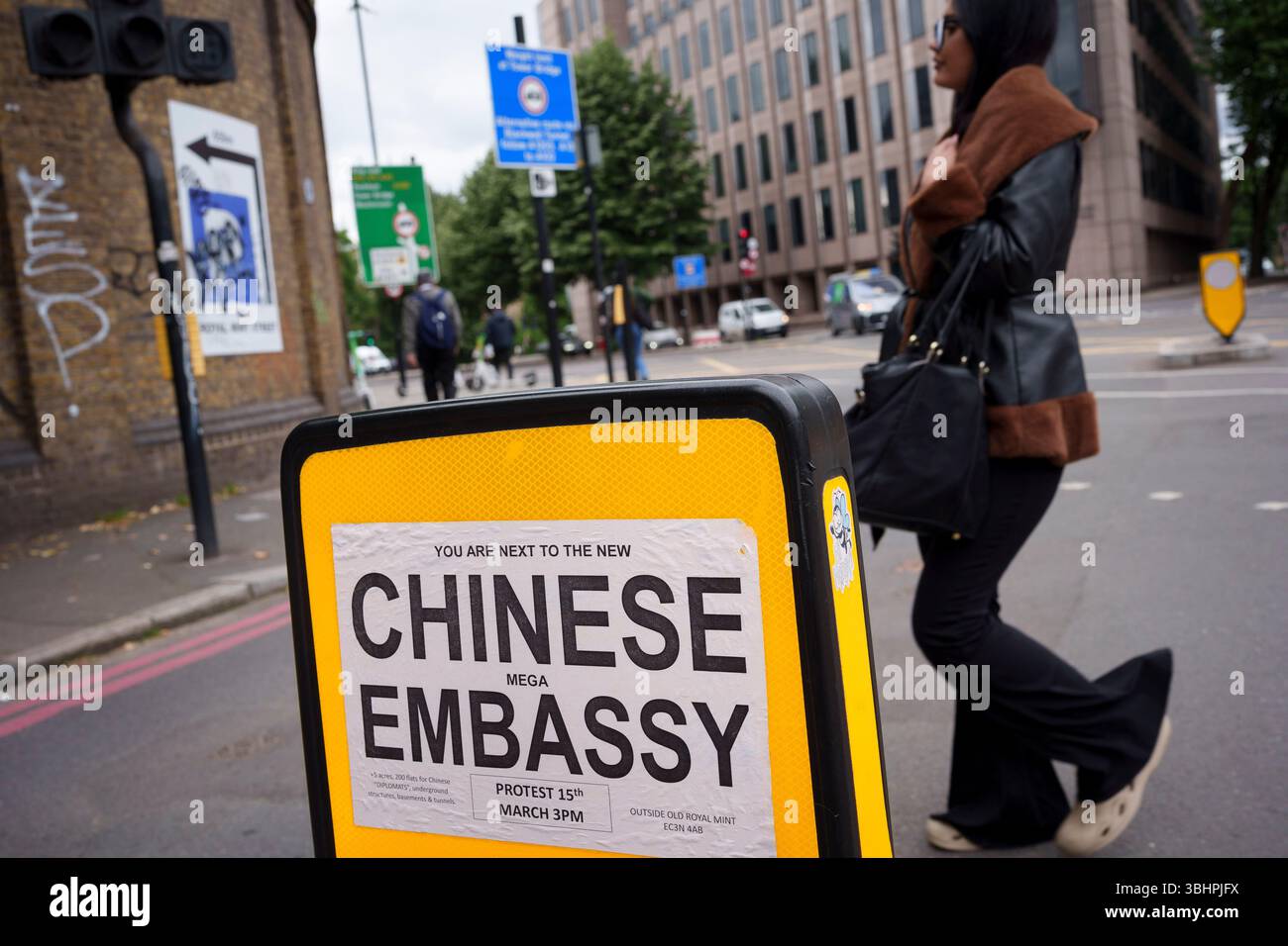 Un panneau de protestation anti-chinois sur Royal Mint Street à l'arrière de la future ambassade de Chine qui a reçu l'approbation du gouvernement et du Tower Hamlets council pour être construit, le 10 juin 2025, à Londres, en Angleterre. La Chine veut construire sa nouvelle ambassade couvrant 20 000 mètres carrés de terrain à Royal Mint court, un complexe classé Grade II du XVIIIe siècle. Le projet d'ambassade a été controversé parce que son emplacement occupe un carrefour routier majeur à l'extrémité nord de Tower Bridge qui nécessiterait d'importantes ressources policières pendant les manifestations - mais aussi, ses salles souterraines seront proches du C de BT Banque D'Images