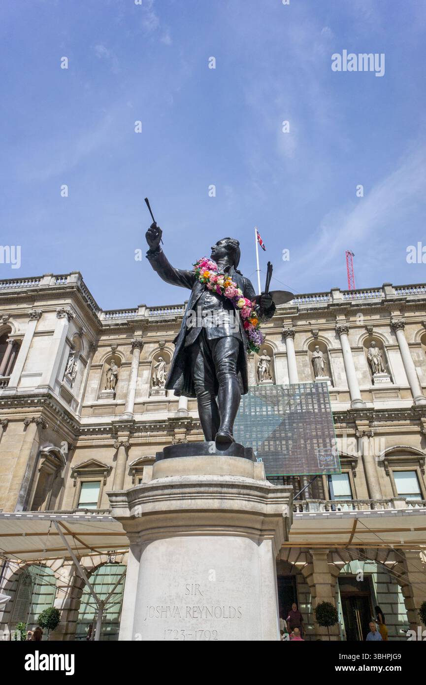 Statue de l'artiste Sir Joshua Reynolds, avec une guirlande de fleurs pour célébrer l'exposition d'été, Royal Academy, Piccadilly, Londres, Royaume-Uni Banque D'Images