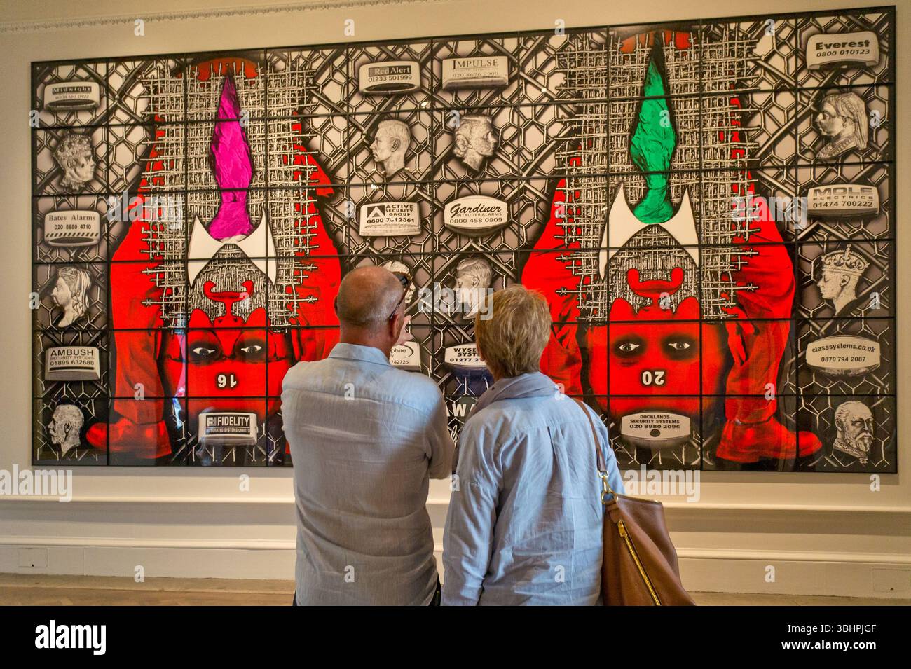 Couple regardant Beard Aware de Gilbert et George à la Royal Academy Summer Exhibition 2016, Londres, Royaume-Uni Banque D'Images
