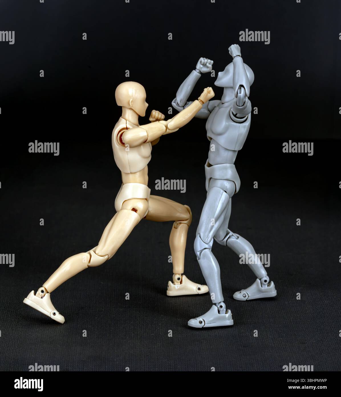 L'attaquant se rapproche avec un coup de coude. Defender accroupis, blocs avec bras gauche, et compteurs avec un poinçon droit. Banque D'Images