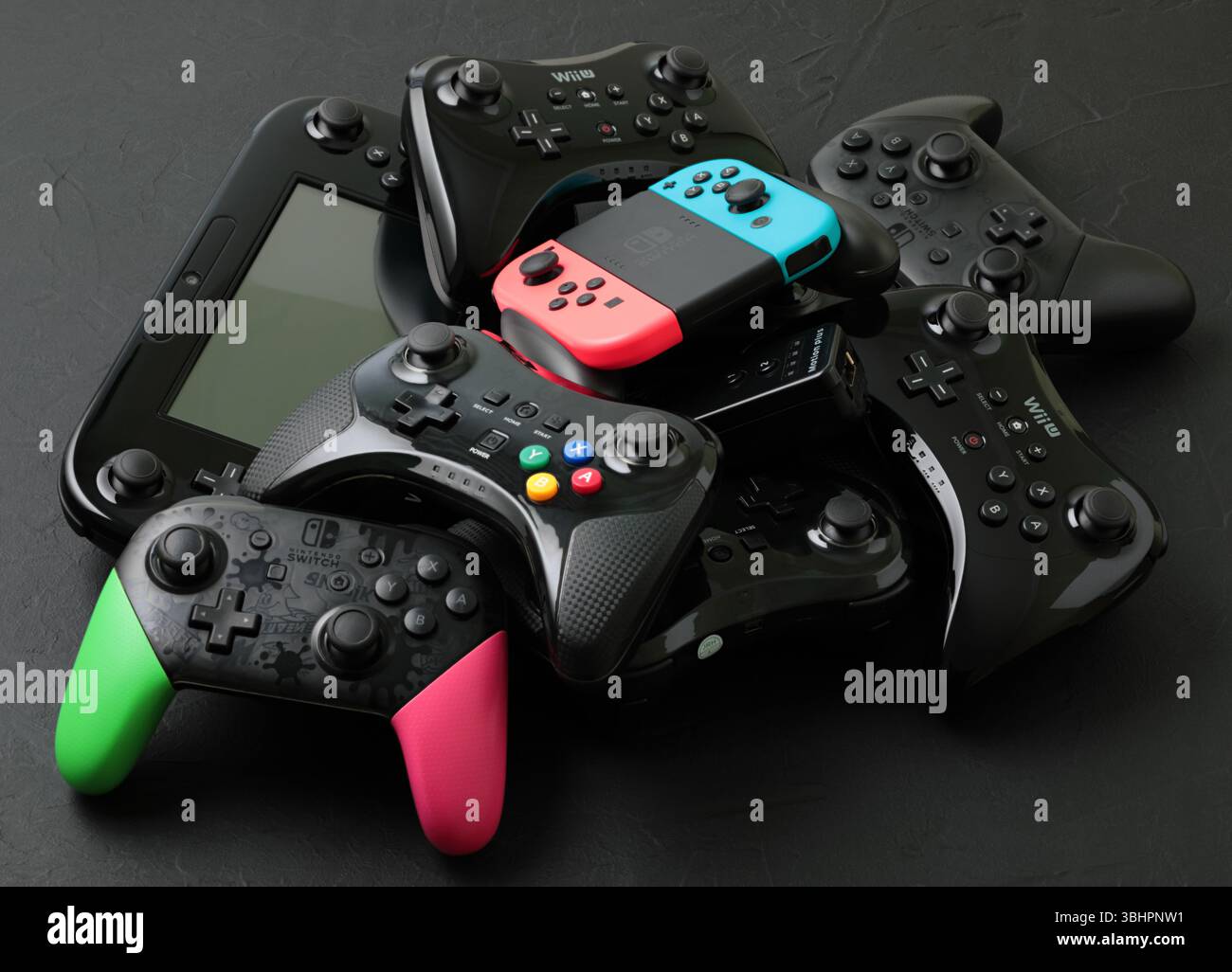 Différents gamepads de console de jeu sur un fond noir gros plan. Concept de jeu Banque D'Images