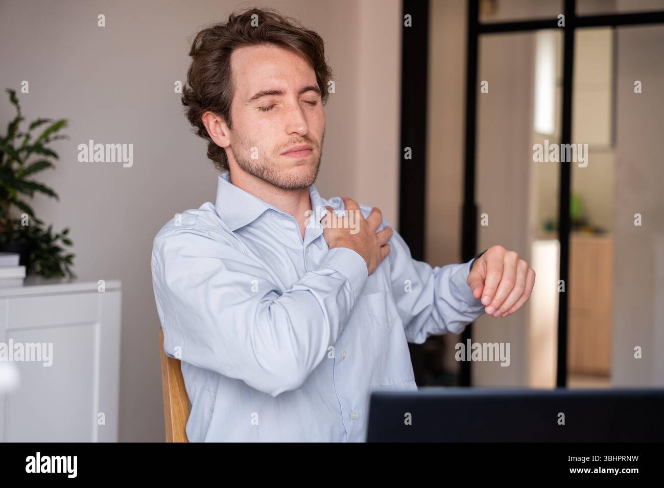 Étirements professionnels au bureau pour améliorer la posture et le bien-être Banque D'Images