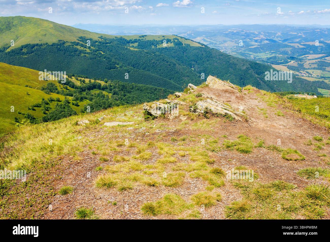 paysage de montagne de l'ukraine en été. belle chaîne des carpates. paysage de nature alpine avec rocher sur la colline et belle vue dans la vallée. Banque D'Images