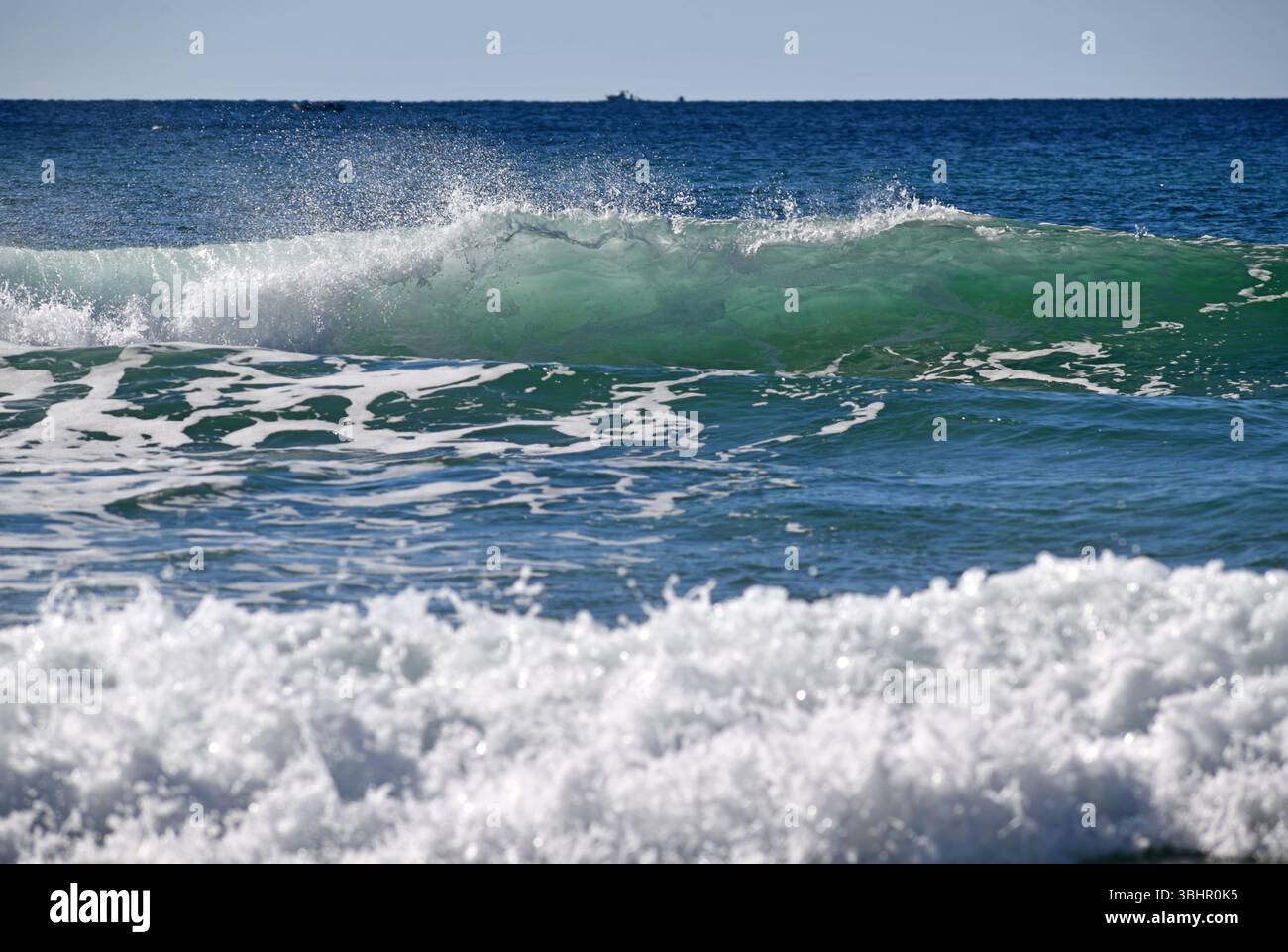 Les vagues se brisent sur une plage de la Sunshine Coast, Noosa, Queensland, Australie Banque D'Images