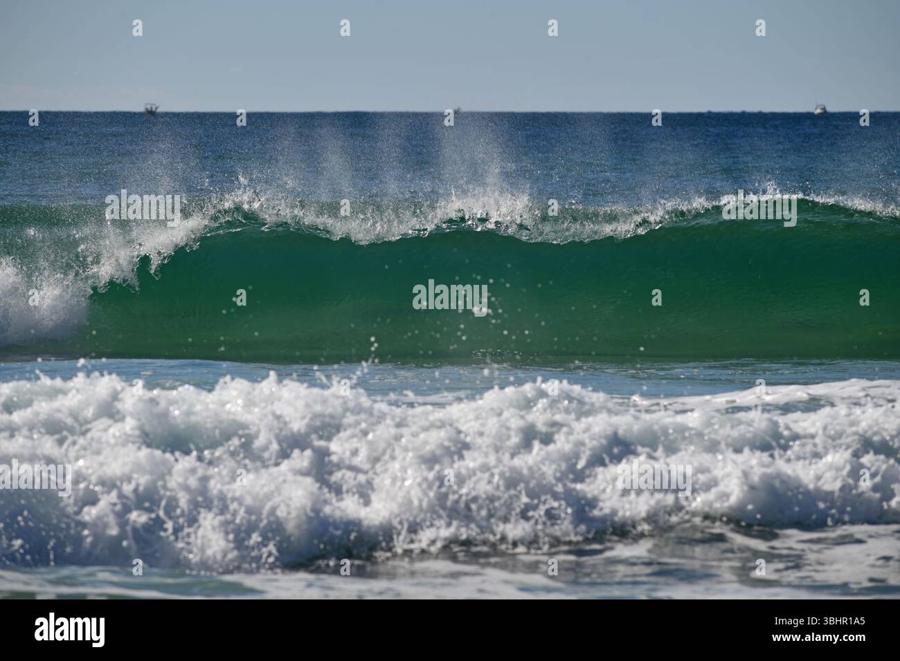Les vagues se brisent sur une plage de la Sunshine Coast, Noosa, Queensland, Australie Banque D'Images