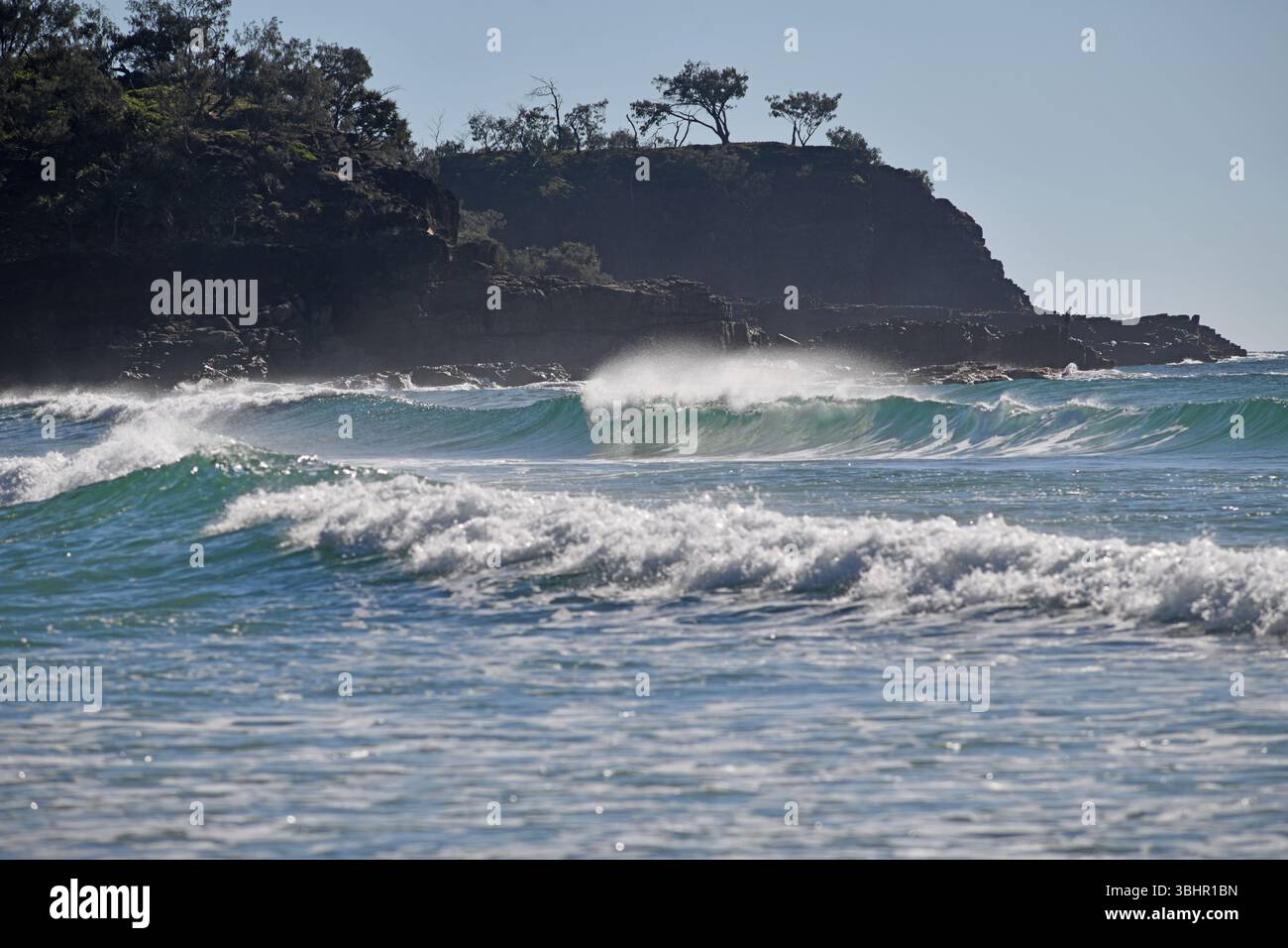 Les vagues se brisent sur une plage de la Sunshine Coast, Noosa, Queensland, Australie Banque D'Images